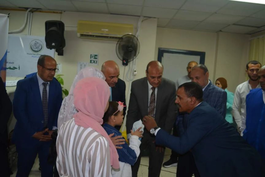 نائب رئيس جامعة الأزهر ومحافظ أسيوط يسلّمان 140 سماعة طبية لـ70 طفلاً من ضعاف السمع بمستشفى طب الأزهر الجامعي بأسيوط