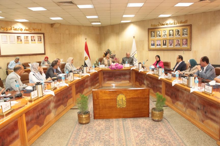 خلال محاضرة علمية بجامعة أسيوط.. نائب وزير الصحة والسكان تناقش تنفيذ مبادرة «الألف يوم الذهبية لتنمية الأسرة المصرية» وتعلن تشكيل لجنة لمتابعة الخطة العاجلة للسكان