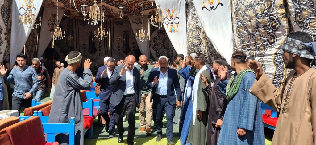 محافظ أسيوط يترأس وفدًا رسميًا لتقديم واجب العزاء لأسر الأطفال ضحايا حادث سقوط تروسيكل بترعة بنطاق مركز أبوتيج