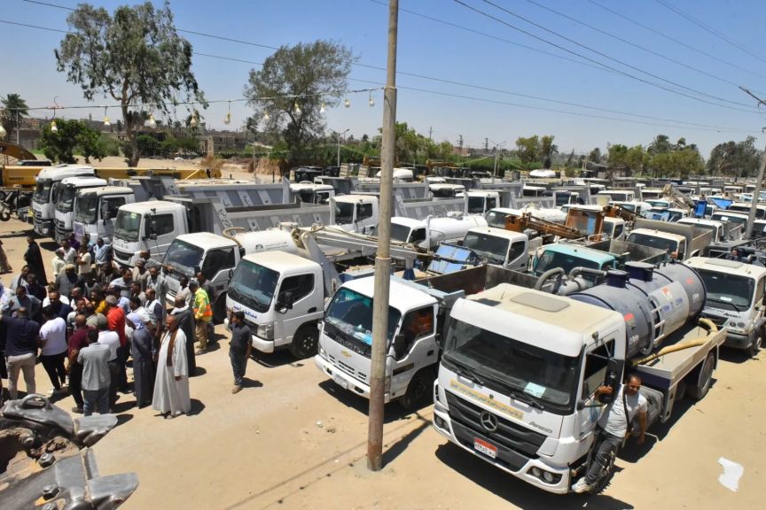 محافظ أسيوط يتفقد اصطفاف معدات المحافظة للتأكد من جاهزيتها لمواجهة الطوارئ والأزمات