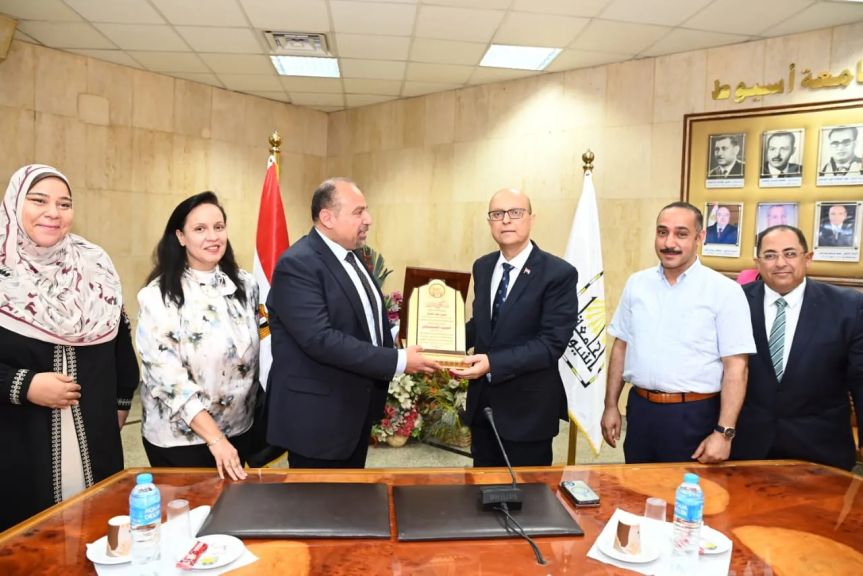 تكريم الدكتور المنشاوي وتسليمه درع معهد بحوث ودراسات البيولوجيا الجزيئية بجامعة أسيوط تقديرًا لجهوده ودعمه المتواصل للمعهد