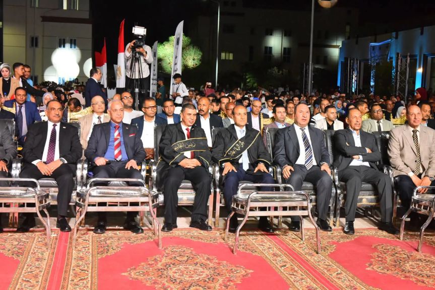 محافظ أسيوط يشارك في حفل تخرج الدفعة الأولى بجامعة أسيوط الجديدة التكنولوجية ويؤكد اهتمام الدولة بالتعليم التكنولوجي لإعداد كوادر قادرة على قيادة التنمية
