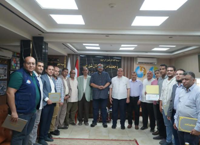 رئيس مياه سوهاج يُكرم العاملين المبتكرين إشادةً بدورهم في تطوير العمل وترشيد النفقات وتقديم خدمات أفضل للمواطنين