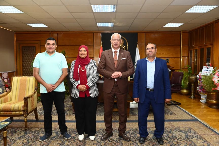 رئيس جامعة أسيوط يناقش آليات تطوير العمل بمستشفى كلية طب الأسنان