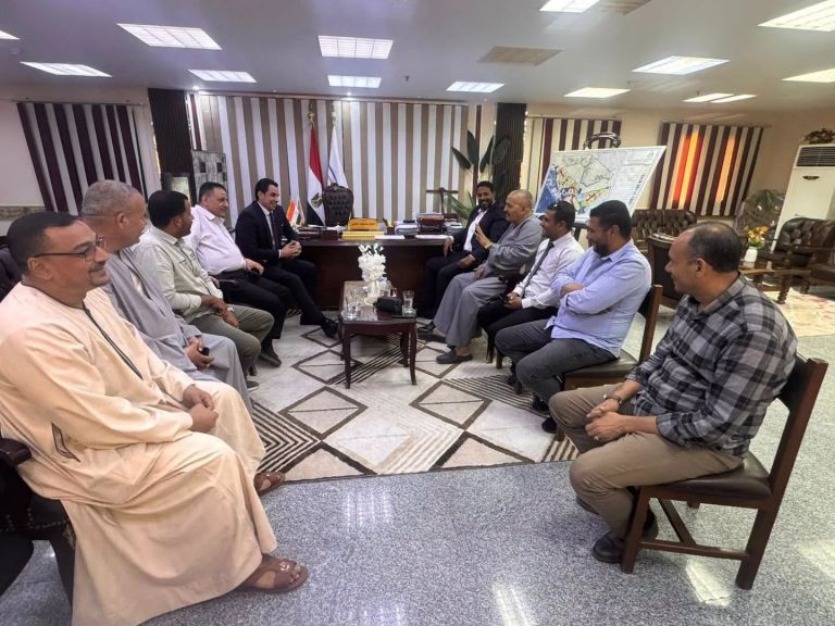 متابعة أعمال الشؤون التجارية والعقارية واجتماع مع المستثمرين وأصحاب المحلات بجهاز مدينة أسيوط الجديدة