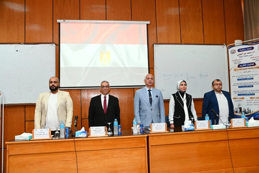 رئيس جامعة أسيوط يشهد احتفالية تكريم المتميزين في الأنشطة الصيفية بكلية التجارة ويشيد بتنوع برامجها