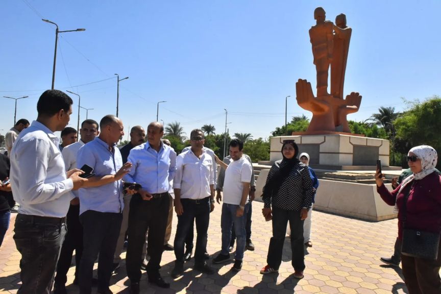 محافظ أسيوط يتفقد ميدان ”أم البطل” بالمدخل الجنوبي ويوجه بتطويره ورفع كفاءته.. مقاعد وبرجولات ومسطحات خضراء كمتنفس حضاري للمواطنين