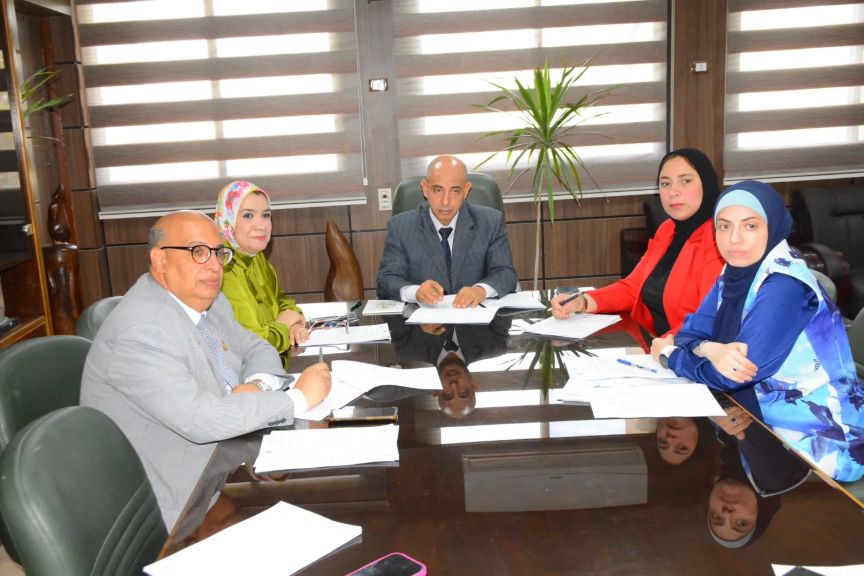 قطاع شئون قطاع شئون خدمة المجتمع بجامعة أسيوط يناقش أنشطة مراكز اللغات وخطط تطوير برامجها التدريبية