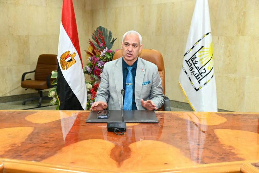 رئيس جامعة أسيوط يعقد اجتماعًا لمتابعة ملفات التحول الرقمي والاستعداد لتطبيق نموذج الجامعات الرائدة عالميًا (TIER 1)