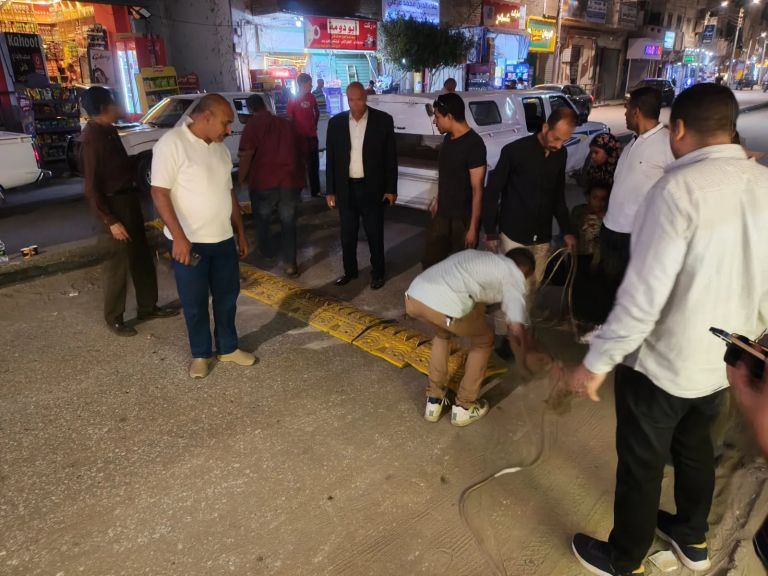 محافظ أسيوط: تركيب مطب شوكي نظامي بشارع بورسعيد في ديروط لتعزيز الانضباط المروري والحد من السير عكس الاتجاه