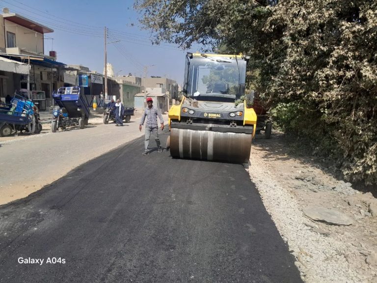 محافظ أسيوط: متابعة أعمال رصف طريق ”دشلوط – نزلة ساو” بديروط لتيسير حركة المواطنين وتحسين الربط بالمناطق السكنية