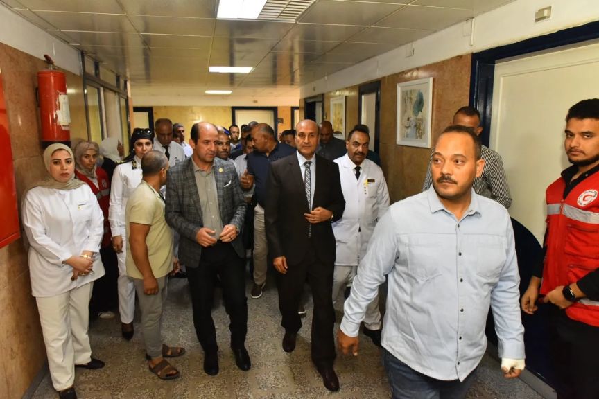 محافظ أسيوط يزور مصابي حادث لاعبي المشروع القومي للموهبة والبطل الأولمبي بمستشفى الشرطة ويوجه بتوفير الرعاية الطبية الكاملة لهم