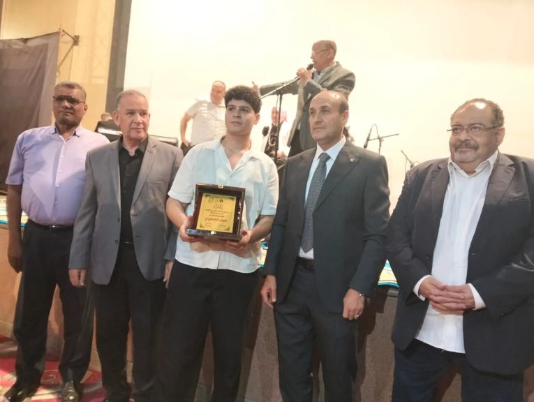 محافظ أسيوط يكرم الموهبة الشابة سيف العسيري بدرع قصور الثقافة في أحتفالية ” نجم من أسيوط ” تزامنا مع أنتصارات أكتوبر