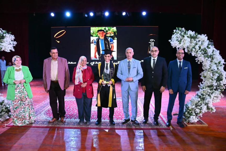 رئيس جامعة أسيوط يشهد حفل تخرج الدفعة التاسعة بكلية طب الأسنان ويهنئ الخريجين ببدء مسيرتهم المهنية