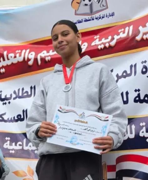 طالبات أسيوط فى الصدارة .. وكيل وزارة التعليم بأسيوط يعلن فوز الطالبة ”مريم احمد ” بالمركز الأول جمهورى فى بطولة السباحة